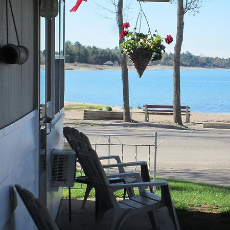Balm Beach Resort And Motel Bagian luar foto