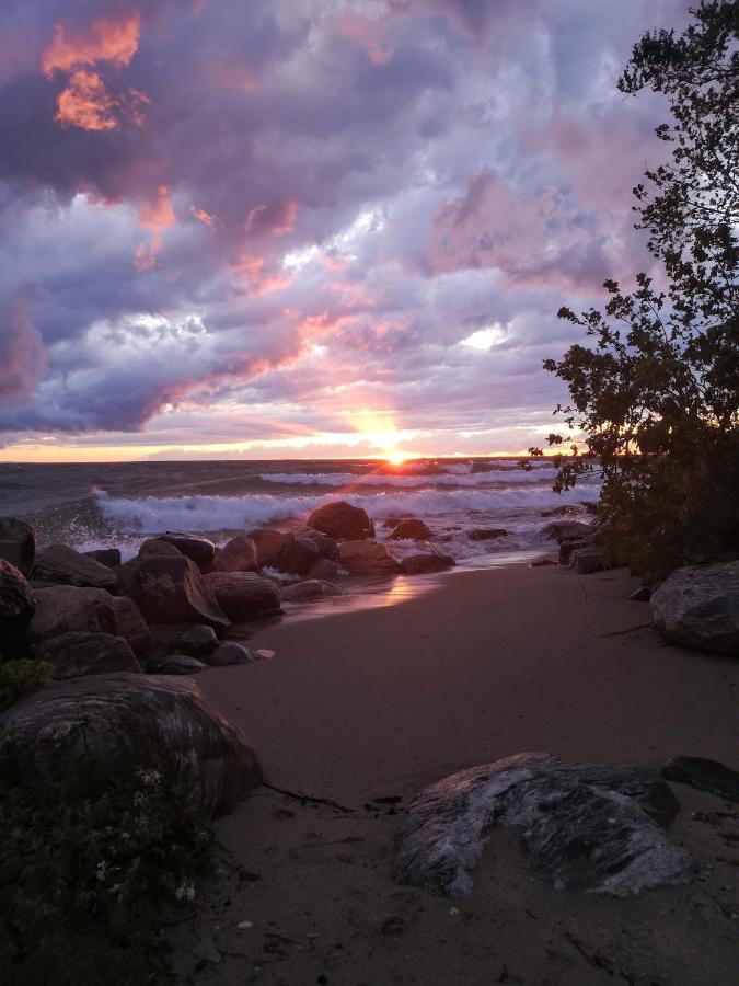 Balm Beach Resort And Motel Bagian luar foto